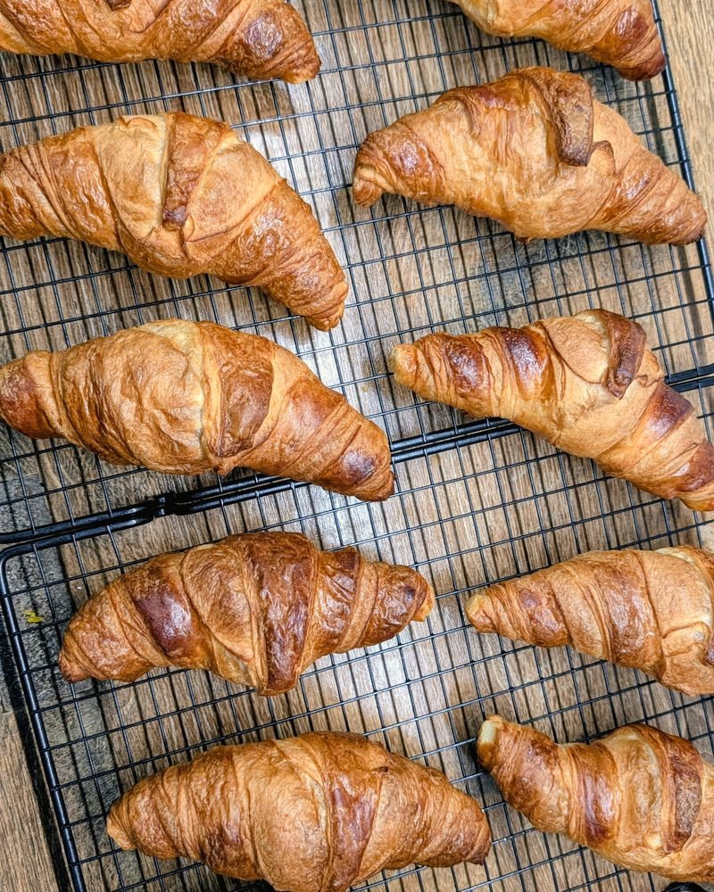 Croissants dourados acabados de sair do forno