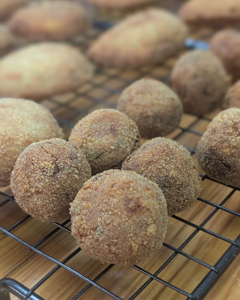 Croquetes caseiros a arrefecer numa grelha