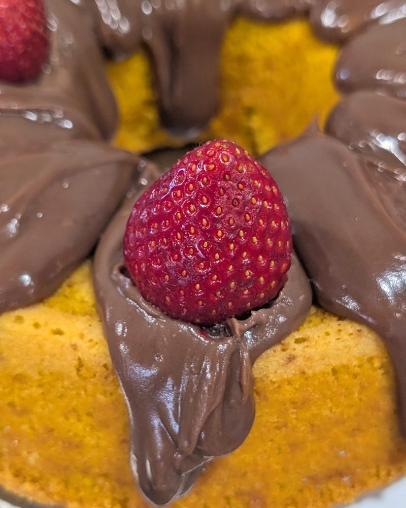 Pormenor de bolo de cenoura com brigadeiro de chocolate e morango