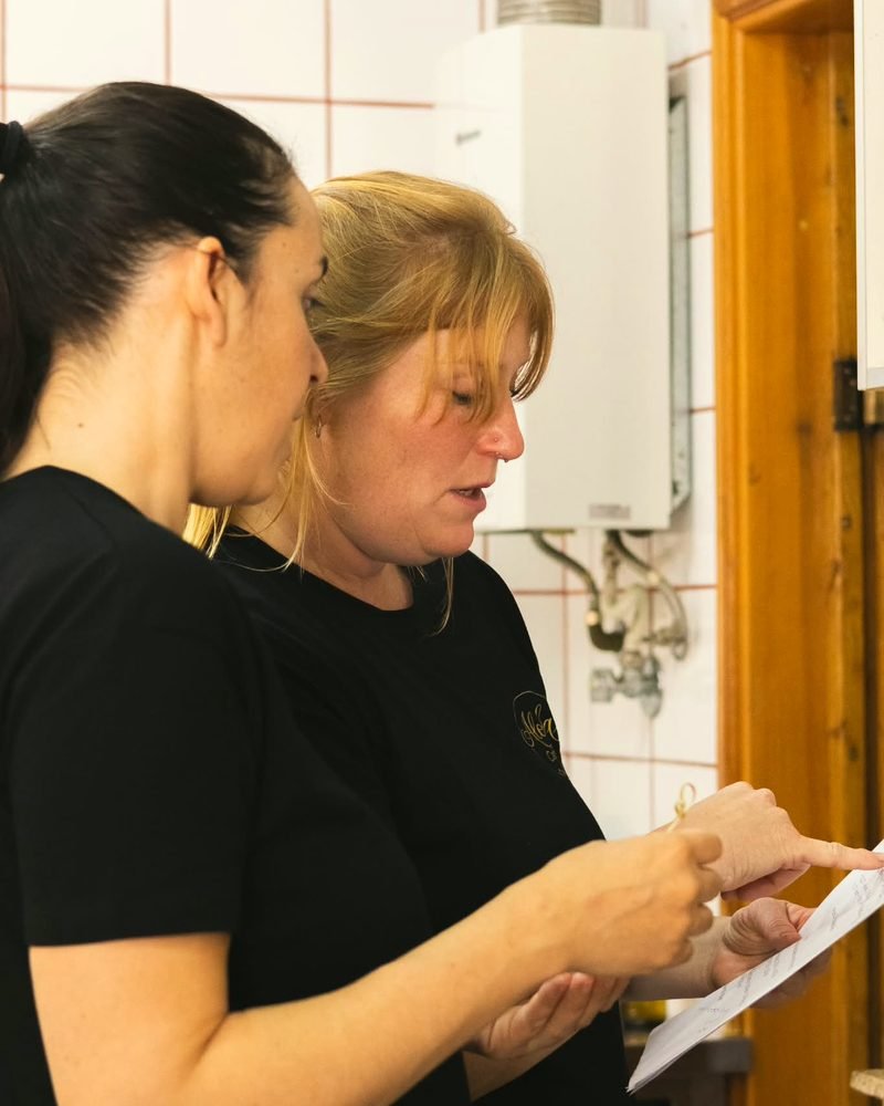 Lisa Gerlich e Mariana Ferrer, fundadoras da Aloha Catering, a rever um pedido na cozinha