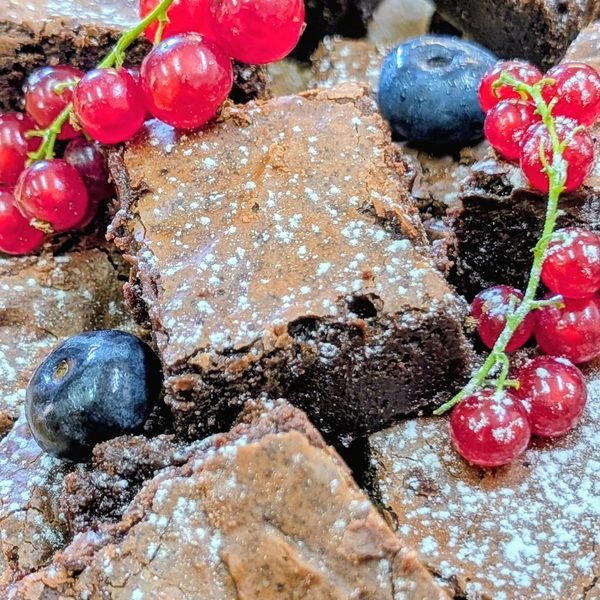 Brownies polvilhados com açúcar e groselhas vermelhas