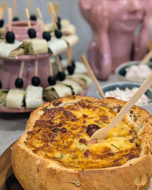 Quiche servida num pão rústico e enroladinhos