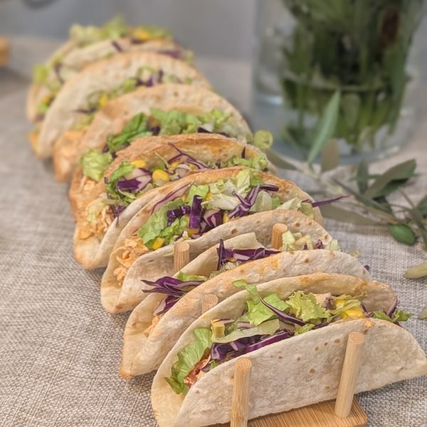 Tacos em suporte de madeira com ramos de oliveira