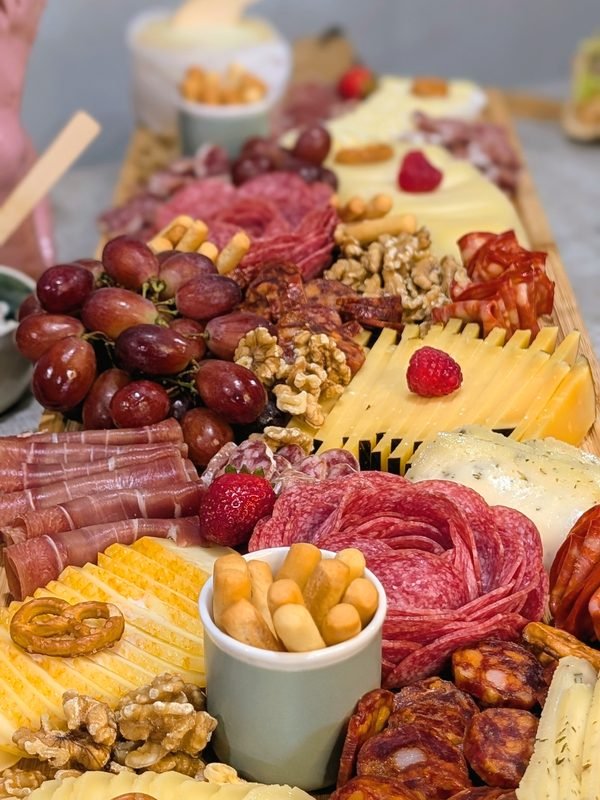 Tábua de queijos, chouriço, nozes e pretzels
